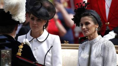 En la ceremonia de la Orden de la Jarreta Kate Middleton (d) acompañó a las reinas consortes Letizia de España (i) y Máxima de Holanda.