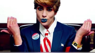 Pussy Riot imaginaron como sería el mundo si Donald Trump lo gobernara en su vídeo 'Make America Great Again' lanzado el año pasado.