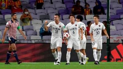 Los jugadores del Kashima Antler celebran una de las tres anotaciones ante Chivas de Guadalajara en el Mundial de Clubes. (Photo by Giuseppe CACACE / AFP)