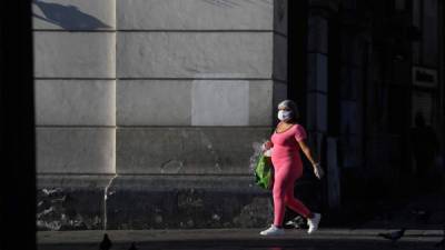 Una mujer camina por una vacía Plaza San Martín este lunes, en el centro histórico de Lima. Foto EFE