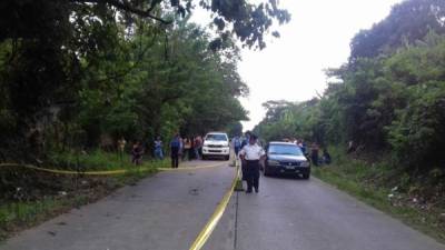 Elementos de la Policía Nacional de Honduras, Medicina Forense y Policía de Turismo custodia la escena del crimen en Peña Blanca, una zona turística en el norte de Honduras.