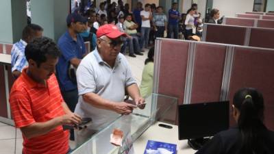 Adultos mayores y personas que se quedaron sin trabajo llenaron ayer la oficina del RAP en San Pedro Sula para conocer sus estados de cuenta. Foto: Amílcar Izaguirre