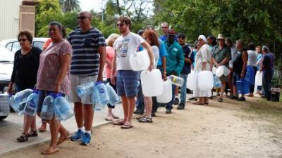 Varias personas hacen cola para llenar garrafas de agua procedente de un arroyo en Ciudad del Cabo. La segunda área urbana más poblada de Sudáfrica teme la llegada del 'Día Cero', en el que la urbe se quedaría virtualmente sin agua. EFE.