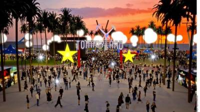 'Queríamos hacer algo que fuera como un festival musical con moda, entre Coachella y Burning Man, combinado con parques temáticos como Disneyland', aseguró Tommy Hilfiger en entrevista exclusiva.