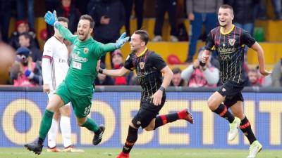 El portero del Benevento, Alberto Brignoli, celebra el gol que le dio el empate 2-2 contra el Milán en el minuto 95. Foto EFE