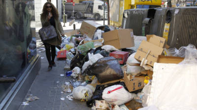 En varias calles de Madrid, la basura está acumulada.