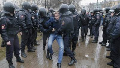 El portavoz del Kremlin, Dmitri Peskov, advirtió que las autoridades actuarían contra las personas que acudan a manifestaciones no autorizadas. EFE