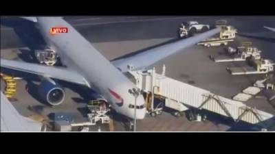 La mujer intentó ingresar a la cabina del avión en pleno vuelo desde Londres.