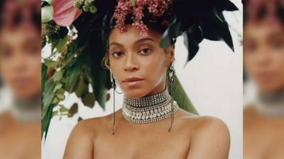 Para la icónica publicación la estrella posó con la mínima cantidad de maquillaje y muchas flores, además de hacer tremendas confesiones sobre sus embarazos, su relación con su esposo Jay Z, aprender a amar su cuerpo y explorar su ascendencia.Mira las fotos.