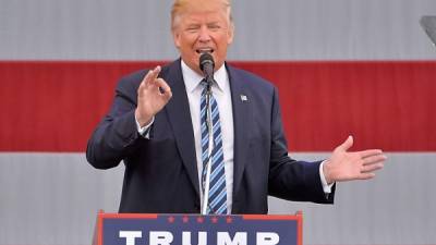 Trump arremetió contra Slim y Clinton en un evento de campaña este viernes. AFP.