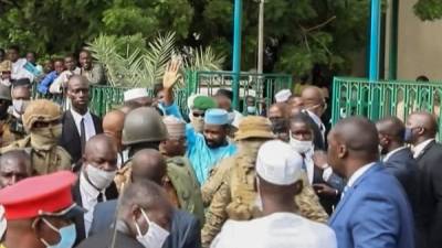 Assimi Goita mientras saluda a los partidarios después de las oraciones de Eid al-Adha en la Gran Mezquita de Bamako. Foto AFP