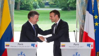 El presidente colombiano, Juan Manuel Santos con el presidente francés, Emmanuel Macron. AFP