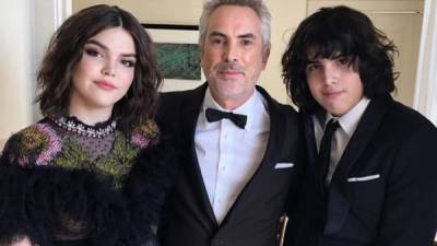 Tess Cuarón junto a su famoso padre, Alfondo Cuarón, y su hermano menor Olmo.