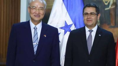 El nuevo embajador de Taiwán, Alejandro R. K. Huang, y el presidente Hernández.