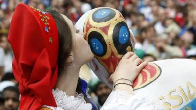 Una bella rusa besa la copa que anda pintada su pareja.