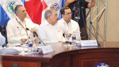 Presidentes de Centroamérica y algunos diplomáticos en la reunión en Roatán.