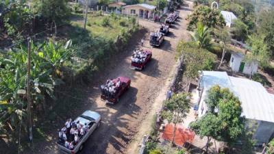 En caravanas salen los vehículos llenos de estudiantes de lunes a viernes a las 5:00 am.