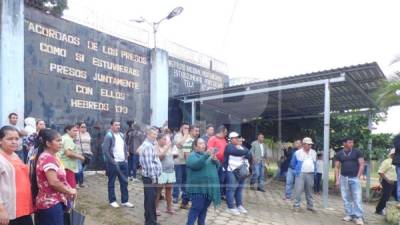 A pesar de la exigencia de los familiares de ver a sus parientes presos, esto no les fue permitido.