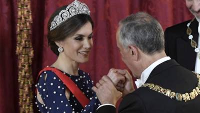 La reina Letizia saluda al presidente de Portugal, Marcelo Rebelo de Sousa.// Foto AFP.