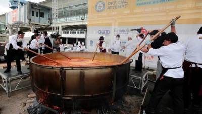 Paulina Baum joven de 16 años llevó el locro de papas o patatas. Archivo EFE