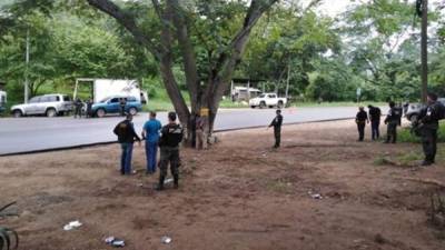 Lugar. Los detenidos permanecieron por más de seis horas parados bajo un árbol que está junto al retén militar donde fueron arrestados.