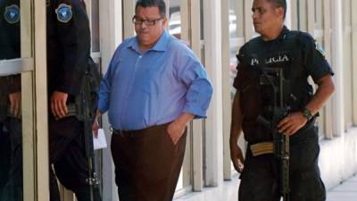 Óscar Kilgore es escoltado a los tribunales de San Pedro Sula.