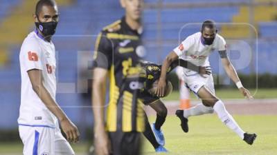 Jerry Bengtson saltó al terreno de las acciones con la mascarilla, los futbolistas la pueden utilizar.