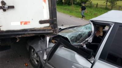 De momento no han dado a conocer qué provocó el impacto entre el camión y el turismo.