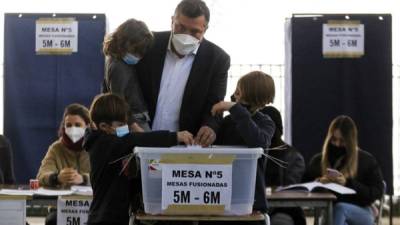 Precandidato presidencial chileno por el partido de la coalición Let's go Chile, Sebastian Sichel, emitiendo su voto durante las elecciones primarias presidenciales. Foto AFP