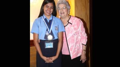 Hillary Gisselle Paz Amador, la nueva Citizen 2017, junto a la invitada de honor Martha Larach de Canahuati.