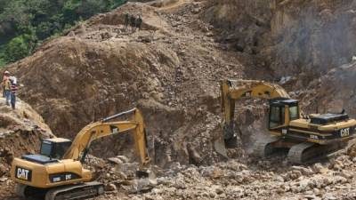 Dos excavadoras grandes realizan trabajos intensos de búsqueda; 140 mineros apoyan removiendo escombros.