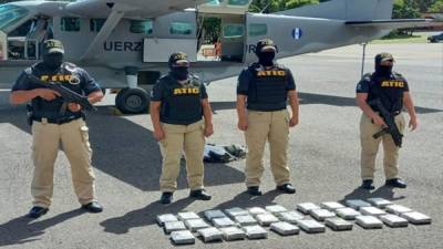 Agentes arribando a la capital con los paquetes conteniendo aparente cocaína.