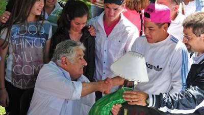 Mujica cumplió con su tradición navideña a la que fueron invitados niños, jubilados y pacientes psiquiátricos.