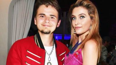 Prince y Paris Jackson, hijos del fallecido cantante Michael Jackson.