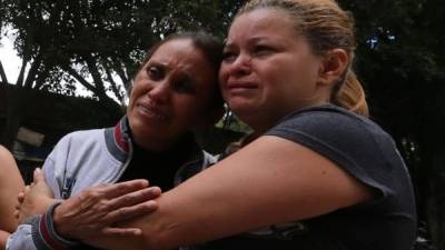 La madre es consolada por amigas en la morgue.