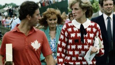 El príncipe Carlos, Sarah Ferguson y Lady Di en un evento luciendo su popular jersey.