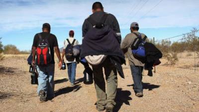 El director de la Oficina de Fronteras y Aduanas (CBP) de EE.UU., Gil Kerlikowske, presentó hoy en la frontera con México una campaña que busca desmotivar el cruce fronterizo de indocumentados, al advertir sobre los peligros y la inminente deportación a la que se someten.