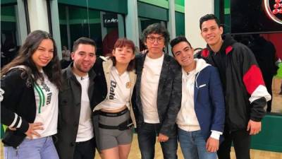 (I-D) Angie Flores, Charly, Dalú, Héctor Martínez, Dennis Arana y Carlos Torres en una foto tomada antes de la gran final de La Academia.