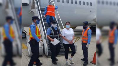 La hondureña fue detenida al bajar del avión que la trajo de Estados Unidos.