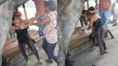 Mujeres se van a los golpes por disputa de un taxista.