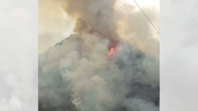 El cerro llamado El Capitán, arde en llamas. Hasta el momento el fuego no pudo ser controlado.