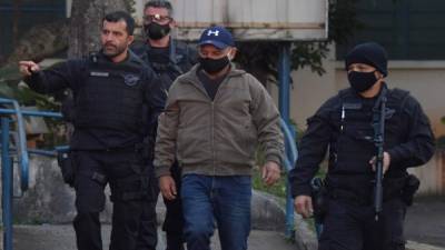 Se ve al exasistente político del senador Flavio Bolsonaro y al policía Fabricio Queiroz llegando al Instituto de Medicina Legal luego de ser arrestado. Foto AFP