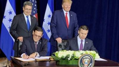 Los presidentes Juan Orlando Hernández, de Honduras, y Donald Trump, de Estados Unidos, observan la firma del acuerdo. El canciller Lisandro Rosales y el secretario interino de Seguridad Nacional, Kevin McAleenan, firman el tratado.