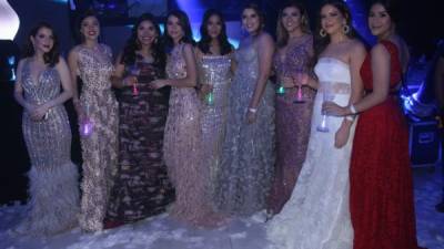 Las jovencitas de la promoción 2018 de la Escuela Internacional Sampedrana lucieron elegantes vestidos en la noche de graduación.