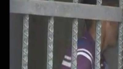 Uno de los jóvenes detenidos fue puesto tras las rejas en una celda de la Policía Nacional de Honduras.