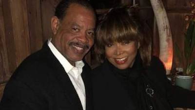 Tina Turner (d) junto a su hijo Craig Raymond Turner.