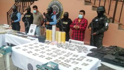 Dos sospechosos de venta y distribución de droga fueron detenidos en la capital.