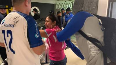 Los aficionados en el aeropuerto de New Jersey recibieron con mucha alegría a los seleccionados catrachos, mañana se enfrentan a los ecuatorianos.