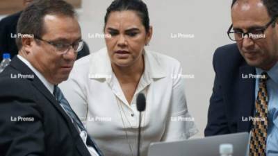 Rosa Elena Bonilla ayer con sus defensores en juicio.