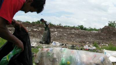 El plástico es uno de los materiales más buscados por los pepenadores que luego venden las botellas y con ello consiguen ingresos económicos para sus familias.